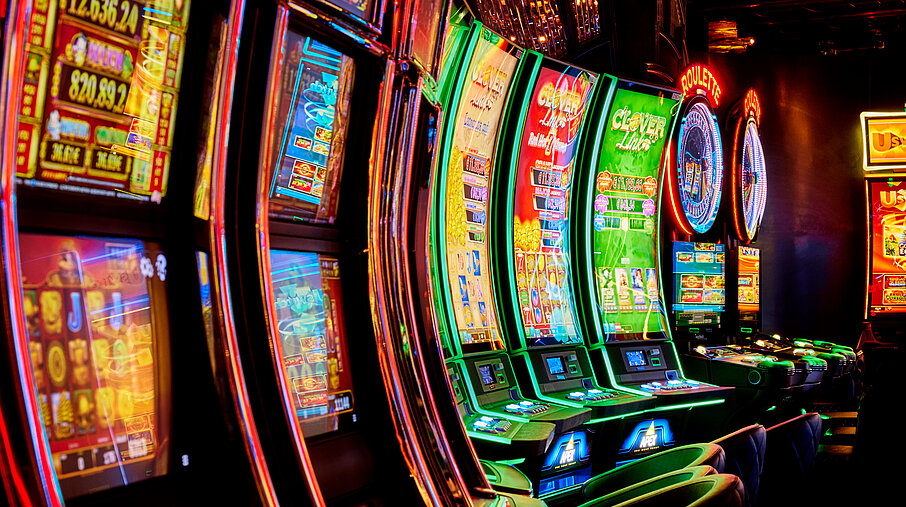 Reihe von Spielautomaten im Casino