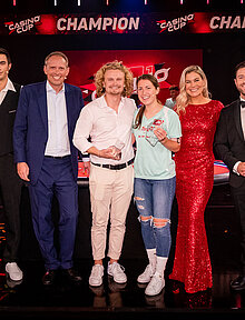 Croupiers von Casinos Austria, Dieter Türmer (Senior Manager Marketing & Customer Management bei Casinos Austria), Kabarettist Paulus von Dr. Bohl, Alissa L. vom Siegerteam SC St. Veit mit dem PULS 4 Moderationsduo Dori Bauer & Alex Kratki (v.l.n.r.)